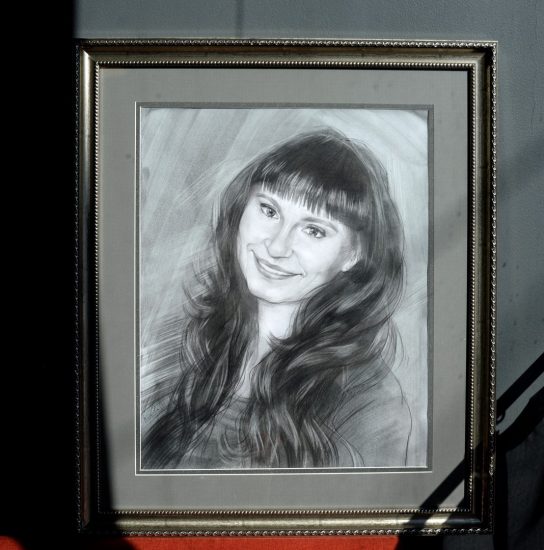 Портрет девушки карандашом по фото