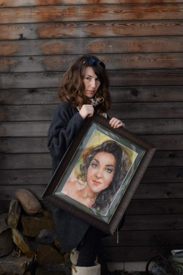 Оксана Венкова с портретом девушки